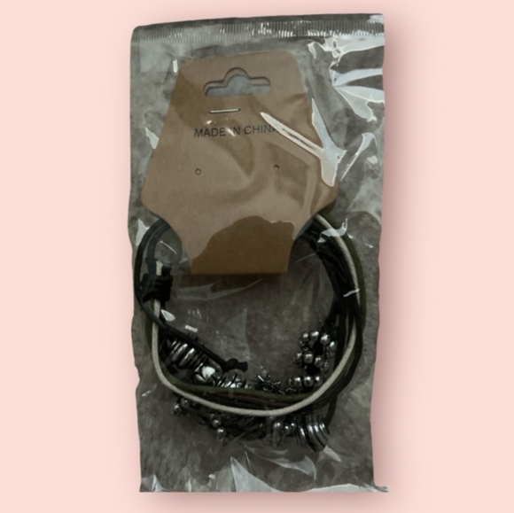 🥳 7/$10 CLEARANCE PRICE❣️ Set of Bracelets in Black, Blue, Red and Pink - Picture 3 of 4